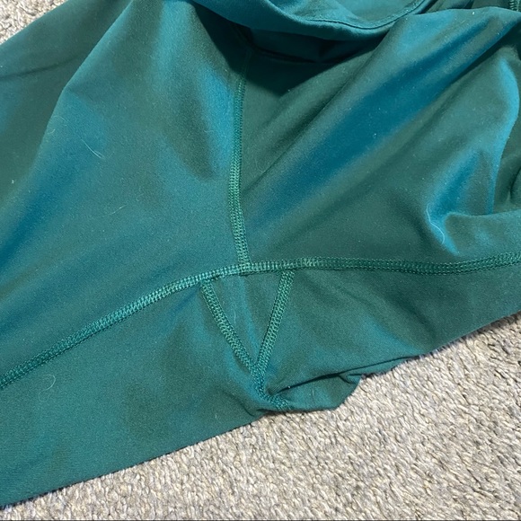 Emerald green elevate go dry leggings with mesh cut out - Picture 3 of 4